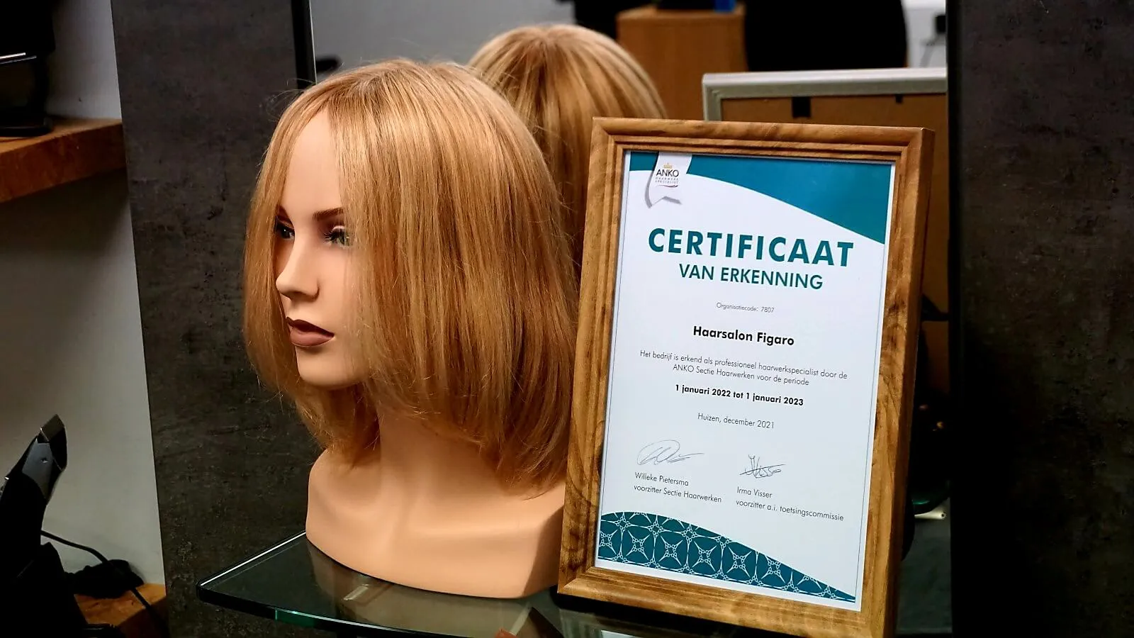 Over <span class='wow fadeInRight goude-lijn'></span> <span class='goud'>mij</span>